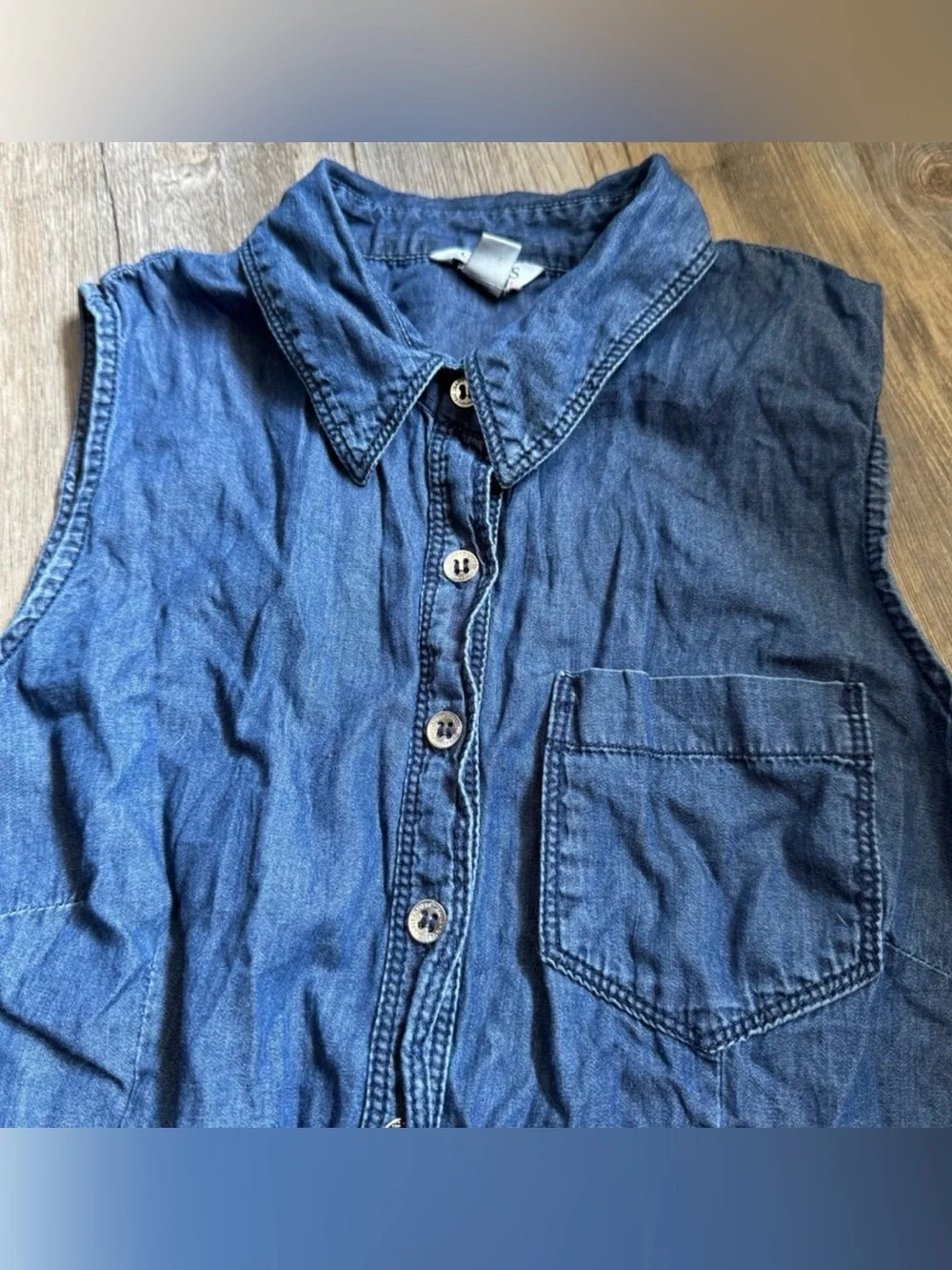 GUESS denim sleeveless button-down shirt - Picture 2 of 2